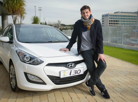 La DGT te multaría si lo hicieras como Iker Casillas La DGT te multaría si lo hicieras como Iker Casillas
