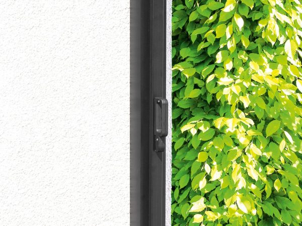 La columna que recoge el toldo va fijada a la pared Merca2.es