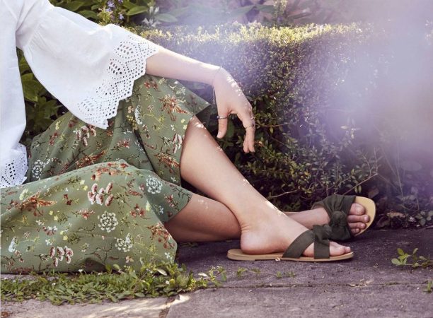 Sandalias de cuña con diseño troquelado