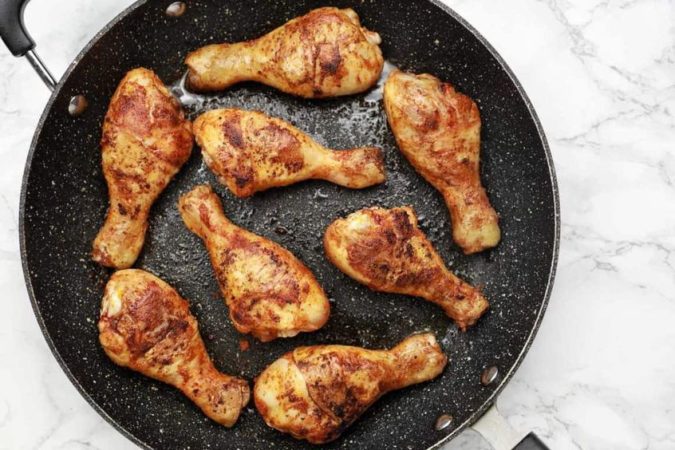 Los muslos de pollo en la sartén