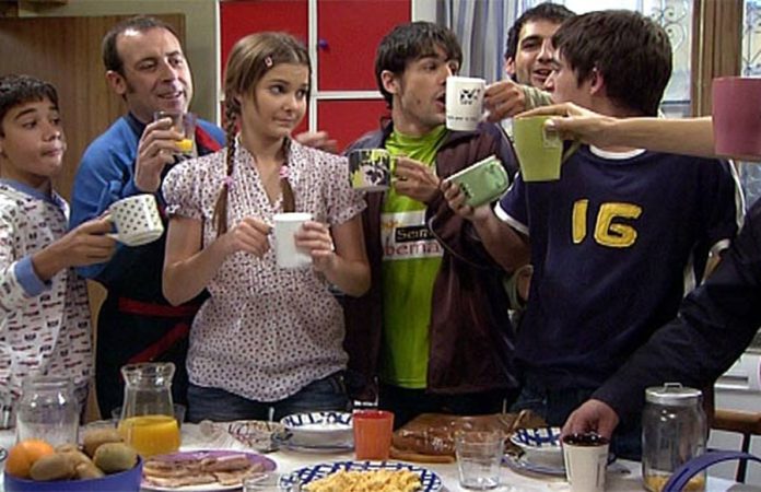 Los niños fingiendo ser más jóvenes en Los Serrano