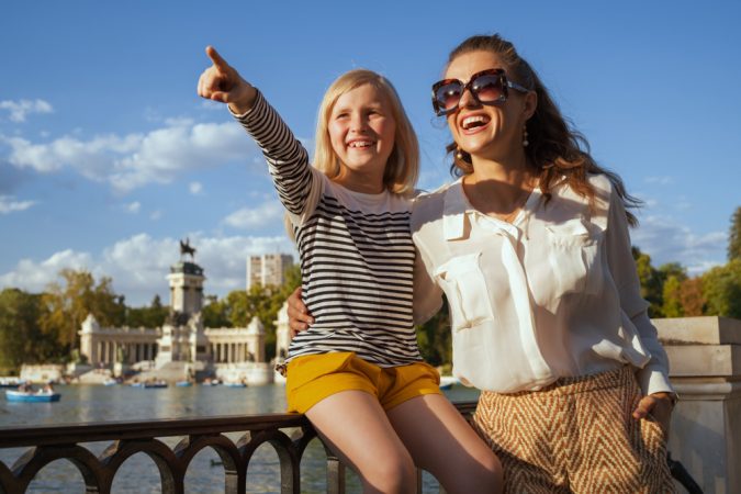 Madre e hija visitan El Retiro