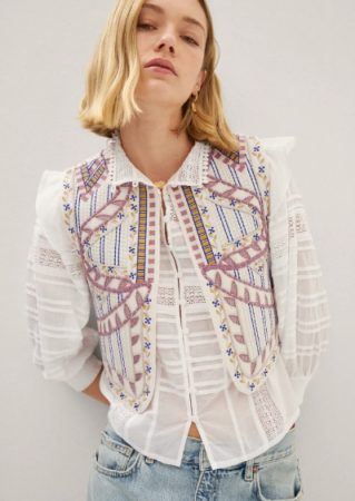 El chaleco bordado de Mango ideal para temporadas de entretiempo