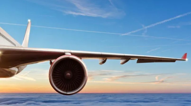 El fenómeno de las estelas de aviones en un cielo sin nubes