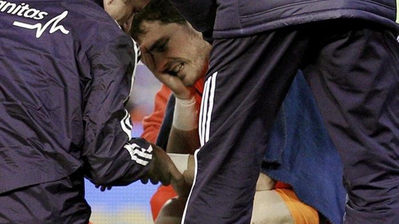 La DGT te multaría si lo hicieras como Iker Casillas 60 Merca2.es Momento de la lesión de Iker Casillas