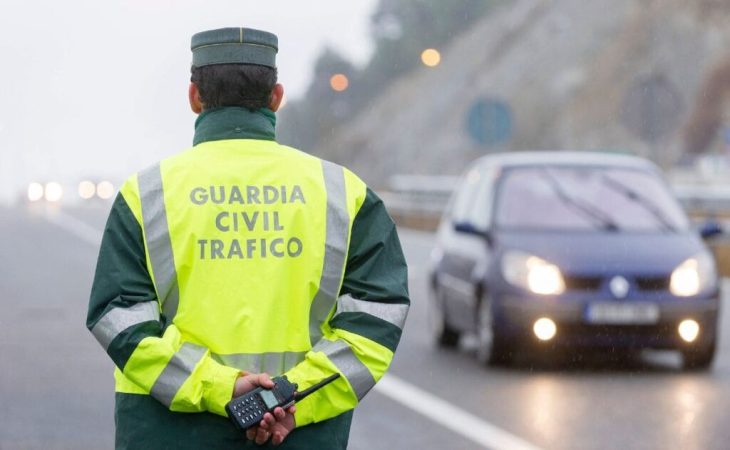 La DGT te multaría si lo hicieras como Iker Casillas 64 Merca2.es Multa de Guardia Civil de Tráfico