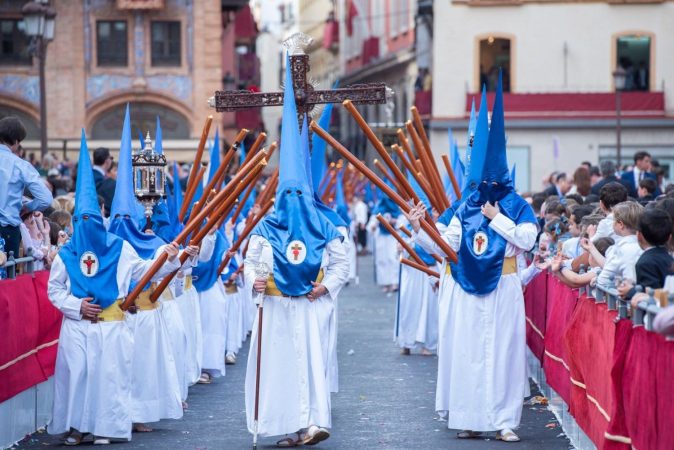 Nazarenos con túnicas