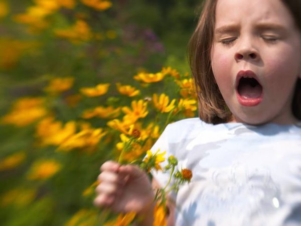 Niña con alergia estacional
