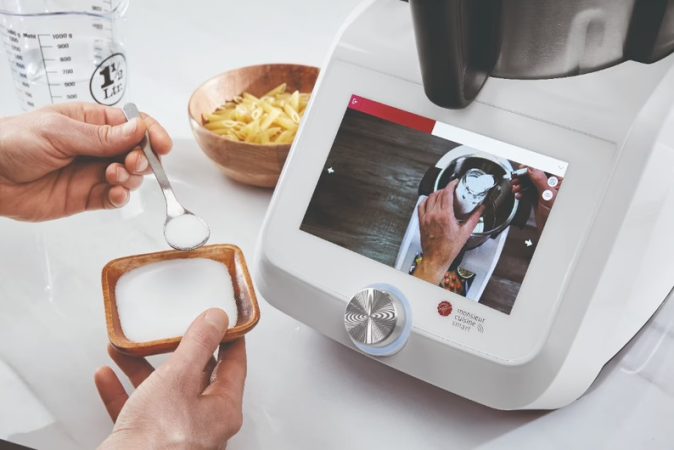 Lidl tira por el suelo el precio de su robot de cocina para hundir a Thermomix 10 Merca2.es Pantalla del Monsieur Cuisine Smart