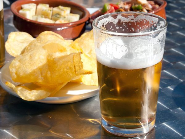 La increíble regla numérica de los bares para que gastes más 8 Merca2.es Patatas fritas y caña