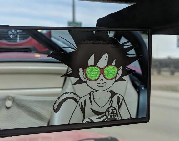 Pegatina de Goku en retrovisor