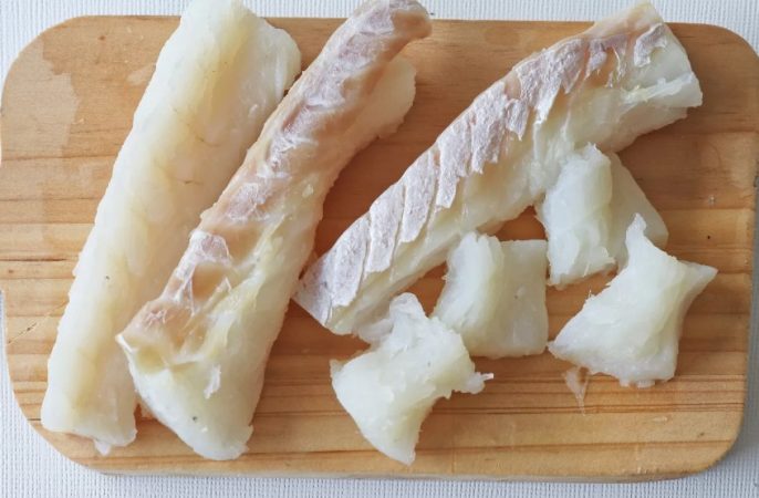 El momento de agregar el bacalao al potaje de vigilia