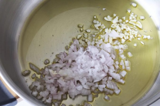 El delicioso potaje de vigilia con base de sofrito