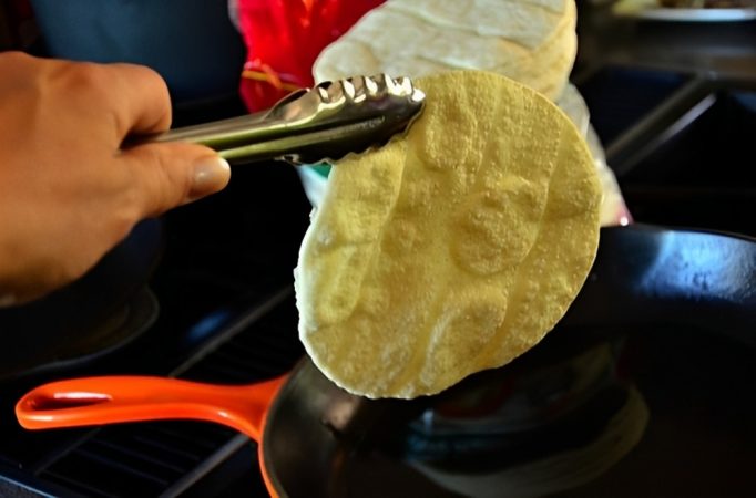Prepara las tortillas en otra sartén