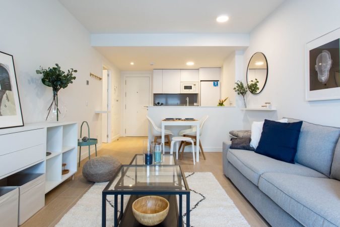 Las 800 viviendas BtR de Aedas Homes 1 Merca2.es Salon con cocina integrada del piso piloto de la promocion BtR entregada por AEDAS Homes a Nestar Homes en Alcala de Henares. Merca2.es