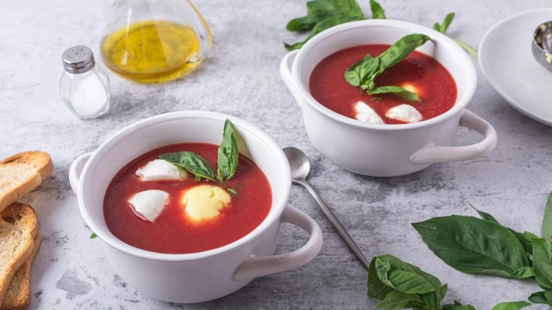 Sopa fría de tomate con helado de albahaca
