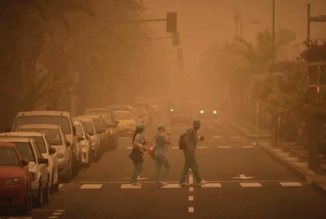 Un grupo de personas en plena tormenta de arena Merca2.es