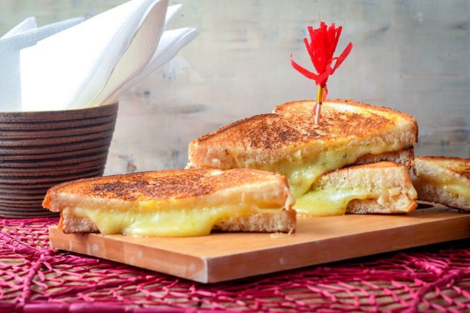 Usa un palillo al hacer sándwiches en la freidora de aire