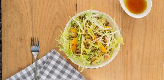 Ensalada de hojas verdes con lentejas y naranja