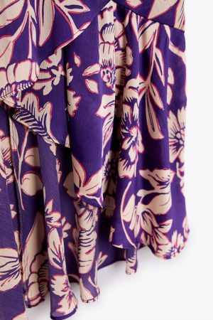 Zara consigue estilizar tu cintura con esta espectacular falda 16 Merca2.es La falda midi aflamencada de Zara, perfecta para la Feria de Abril y la Semana Santa