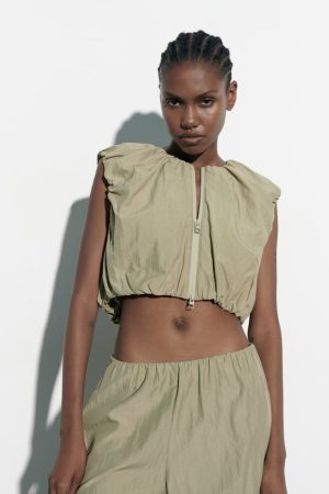 Top chaleco crop frunce, de Zara (25,95 euros)