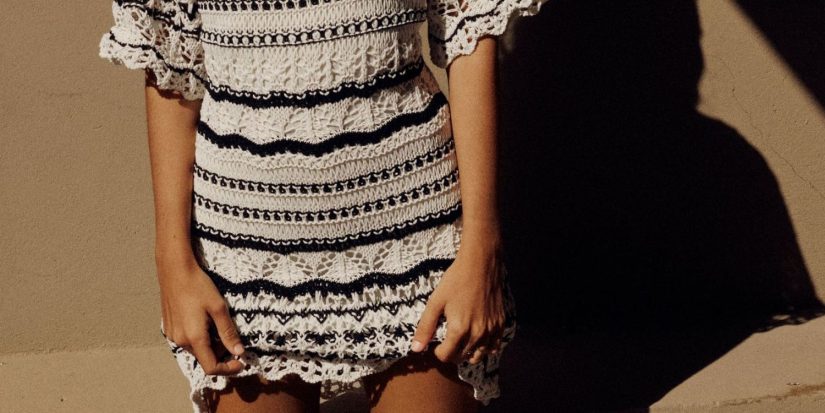 El vestido corto de punto que ha arrasado esta temporada en Zara