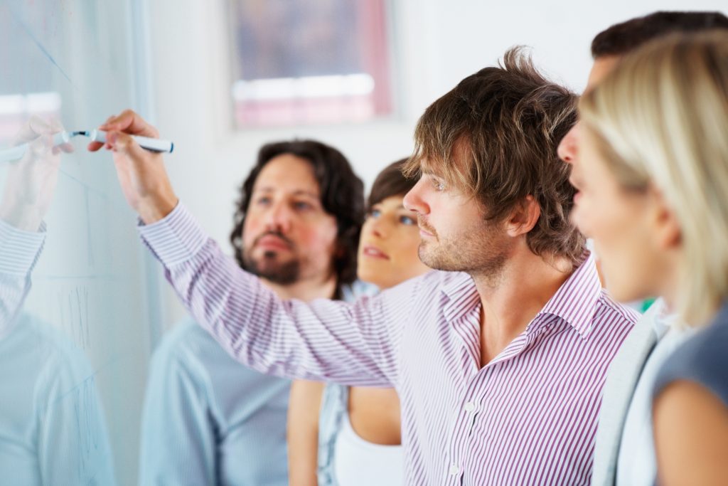 Empresas: 6 formas de aprovechar las tendencias de mercado a tu favor 2 Merca2.es ¿Cómo se puede monitorear las tendencias de mercado?