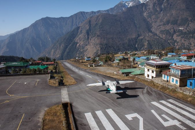 Así es el terrorífico aeropuerto que desearás evitar: un abismo tras la pista 24 Merca2.es foro coches aeropuerto lukla everest Merca2.es