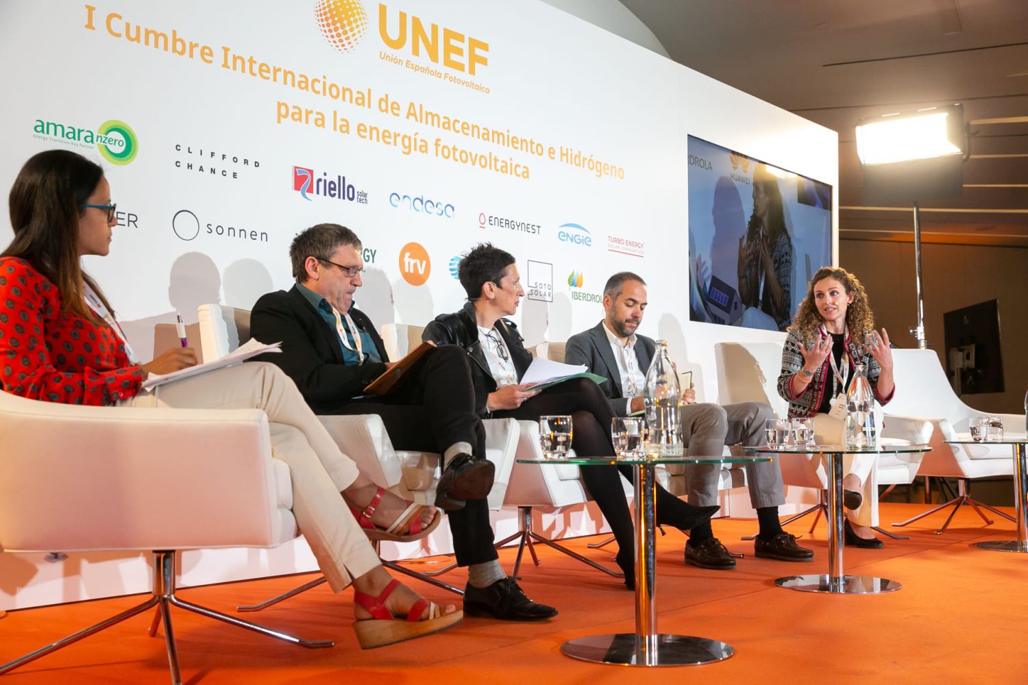 Sara Aaegesen ofrece 3.000 millones en ayudas para desarrollar el almacenamiento del hidrógeno verde