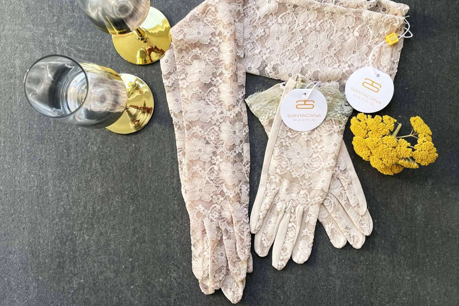 Amplio catálogo de diseños de guantes de ceremonia, por Santacana