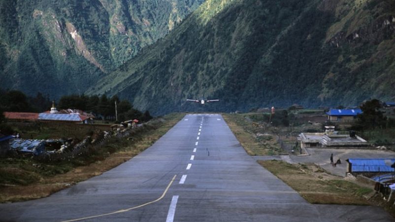 Así es el terrorífico aeropuerto que desearás evitar: un abismo tras la pista 26 Merca2.es lukla2 Merca2.es
