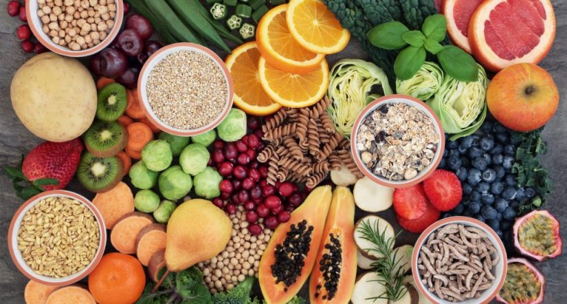 Ensalada de tres cereales con salmón para ayudar a la microbiota intestinal