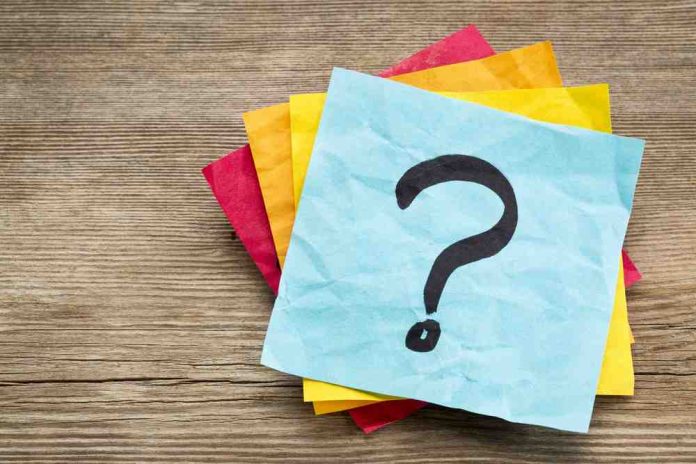 question mark on a sticky note against grained wood Preguntas y respuestas sobre la nueva legislación del Parlamento Europeo sobre cripto