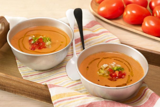 Preparación de la mejor de las recetas de gazpacho andaluz para combatir el calor