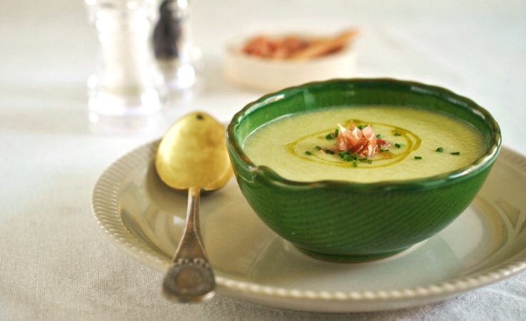 Preparación del gazpacho de melón contra el calor