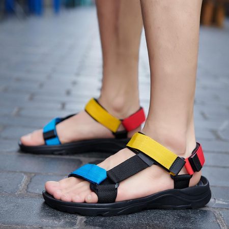 Sandalias planas con tiras de colores