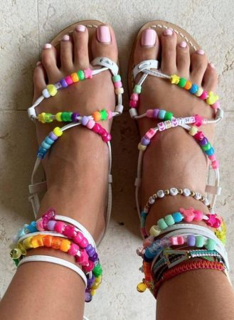 Sandalias con abalorios de colores, entre las tendencias en sandalias