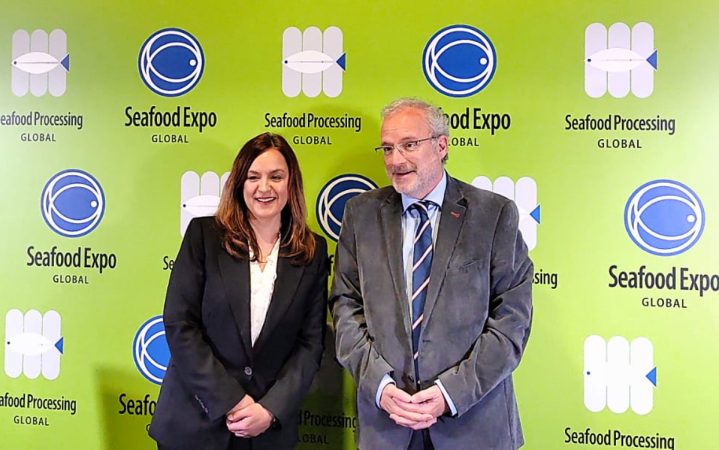 Seafood y Galicia sellan la paz en la Fira de Barcelona 1 Merca2.es Liz Plizga, organizadora de Seafood; y Constantí Serrallonga, director de la Fira de Barcelona