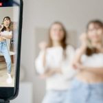 La nueva pubertad no llega sola: viene con bisturí y filtros de TikTok
