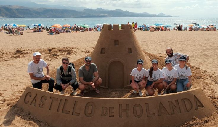 Castillo de Holanda celebra el Día de Canarias en familia en la playa de Las Canteras