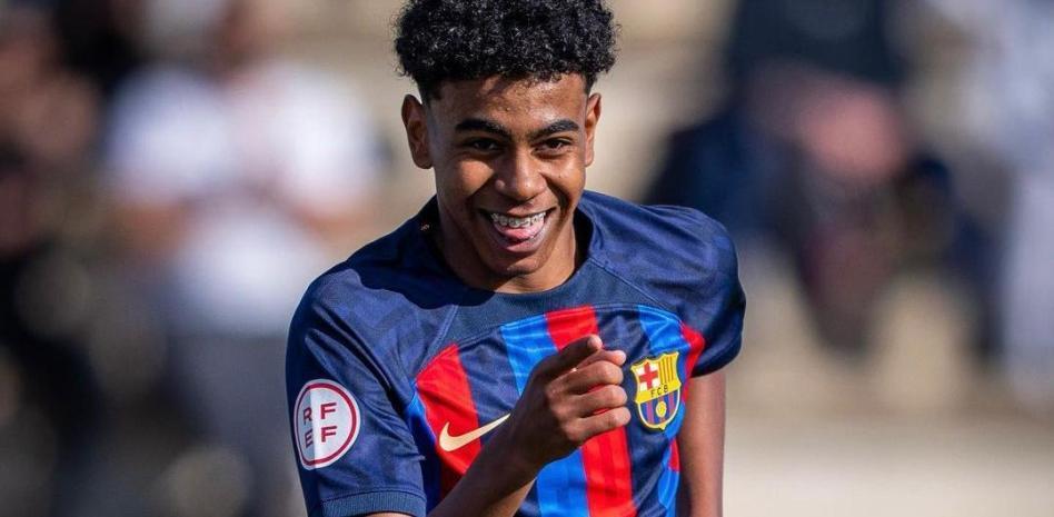 El padre del futbolista del Barça Lamine Yamal ataca una carpa de Vox en Mataró