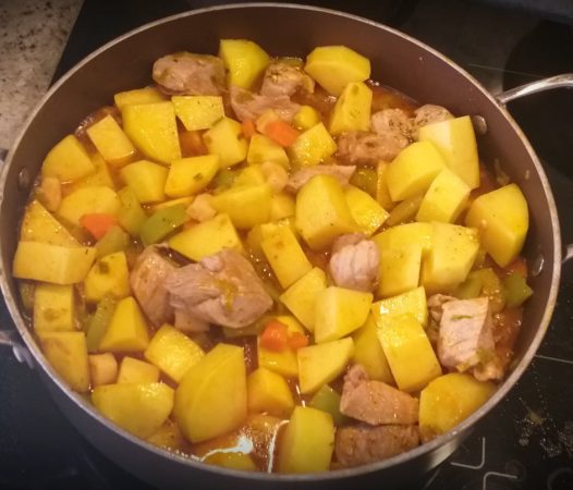 Añade las patatas al guiso