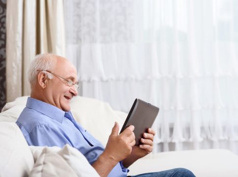 Anciano-con-tablet