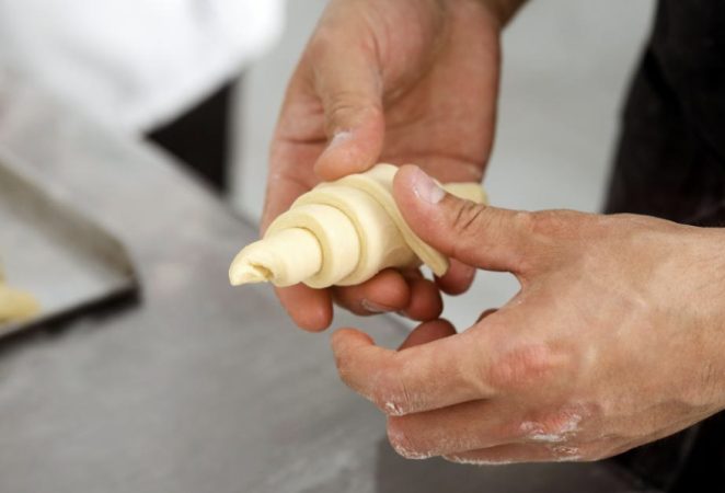 Así se moldean los cruasanes