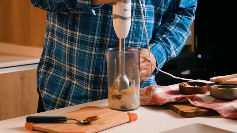 Bate los ingredientes del sándwich