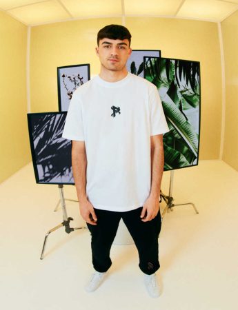 Camiseta blanca con logo de Pedri