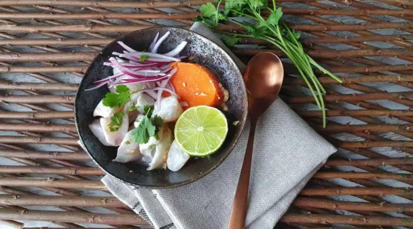 Preparación de la guarnición para el cebiche de pescado