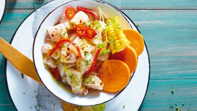 Preparación final y presentación del cebiche de pescado