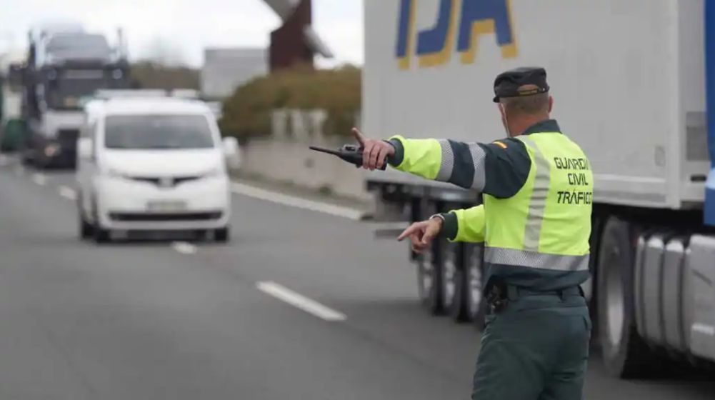 Los nuevos elementos que la DGT te obliga a llevar en el coche