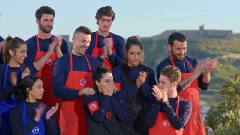 'MasterChef' hace historia al expulsar a un concursante con inmunidad 10 Merca2.es El equipo rojo celebra su victoria